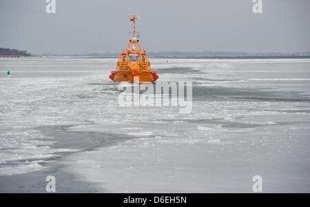 Barca pilota 'Schnatermann' ha per la lotta contro il suo modo attraverso uno spesso strato di ghiaccio al largo dal porto Barhoeft, Germania, 01 febbraio 2012. Spedizione sul Mar Baltico si sta preparando per il gelido inverno. Nelle aree tra Ruegne e isole di Hiddensee, a dieci centimetri di strato di ghiaccio ha formato e le zone costiere della baia di Greifswald sono anche congelati. Foto: Stefan Sauer Foto Stock