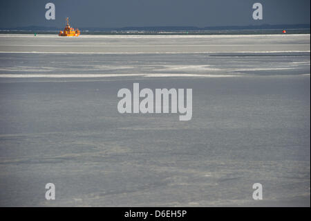 Barca pilota 'Schnatermann' ha per la lotta contro il suo modo attraverso uno spesso strato di ghiaccio al largo dal porto Barhoeft, Germania, 01 febbraio 2012. Spedizione sul Mar Baltico si sta preparando per il gelido inverno. Nelle aree tra Ruegne e isole di Hiddensee, a dieci centimetri di strato di ghiaccio ha formato e le zone costiere della baia di Greifswald sono anche congelati. Foto: Stefan Sauer Foto Stock