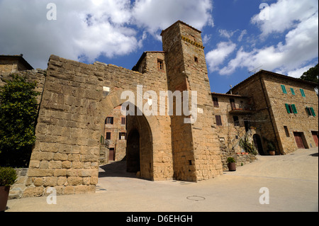 Italia, Toscana, Val d'Orcia, Monticchiello, porta del castello Foto Stock