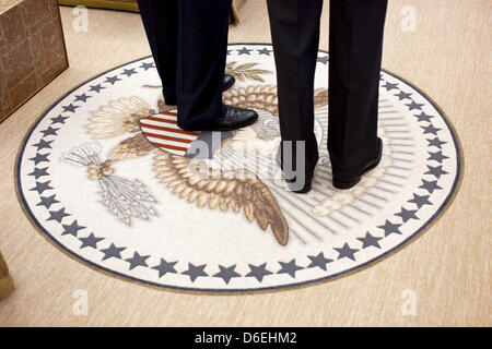 Il Presidente degli Stati Uniti Barack Obama sta accanto a Stati Uniti Il senatore Chuck Schumer (Democratico di New York), a seguito di un incontro con il Senato Leadership democratica nell'Ufficio Ovale, 07 dicembre 2011. Credito: Pete Souza - White House via CNP Foto Stock