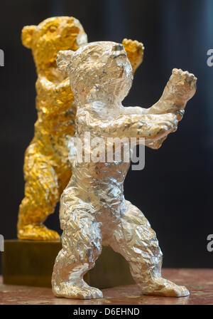 Un argento e un Orso d oro, i premi della Berlinale, sono raffigurati in un laboratorio di scultura fonderia Hermann Noack a Berlino, Germania, 02 febbraio 2012. La sessantaduesima Berlin International Film Festival avrà luogo dal 09 fino al 19 febbraio 2012 durante il quale la silver e golden porta sarà aggiudicato. Foto: TIM BRAKEMEIER Foto Stock