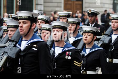 Londra, Regno Unito. Il 17 aprile 2013. I marinai marzo lungo come migliaia di spettatori rivestita del percorso in cui la bara del compianto Baronessa Thatcher percorsa dalla Cappella di St Mary Undercroft nel Palazzo di Westminster per la Cattedrale di St Paul, Londra. La Thatcher, la prima e unica donna primo ministro del Regno Unito, morto l'8 aprile 2013 al Ritz Hotel a Londra dove aveva soggiornato durante gli ultimi mesi della sua vita. George Henton / Alamy Live News. Foto Stock