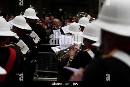 Londra, Regno Unito. Il 17 aprile 2013. Una banda armata marche lungo come migliaia di spettatori rivestita del percorso in cui la bara del compianto Baronessa Thatcher percorsa dalla Cappella di St Mary Undercroft nel Palazzo di Westminster per la Cattedrale di St Paul. La Thatcher, la prima e unica donna primo ministro del Regno Unito, morto l'8 aprile 2013 al Ritz Hotel a Londra dove aveva soggiornato durante gli ultimi mesi della sua vita. George Henton / Alamy Live News. Foto Stock