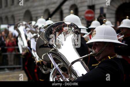 Londra, Regno Unito. Il 17 aprile 2013. Una banda armata marche lungo come migliaia di spettatori rivestita del percorso in cui la bara del compianto Baronessa Thatcher percorsa dalla Cappella di St Mary Undercroft nel Palazzo di Westminster per la Cattedrale di St Paul, Londra. La Thatcher, la prima e unica donna primo ministro del Regno Unito, morto l'8 aprile 2013 al Ritz Hotel a Londra dove aveva soggiornato durante gli ultimi mesi della sua vita. George Henton / Alamy Live News. Foto Stock