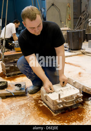 Metallo e bell fondatore Oliver Seewald prepara lo stampo per il colaggio di un Berlinale recare in un laboratorio di scultura fonderia Hermann Noack a Berlino, Germania, 02 febbraio 2012. La sessantaduesima Berlin International Film Festival avrà luogo dal 09 fino al 19 febbraio 2012 durante il quale la silver e golden porta sarà aggiudicato. Foto: TIM BRAKEMEIER Foto Stock