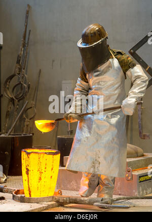 Metallo e bell fondatore Oliver Seewald porta di bronzo fuso per la colata di un Berlinale recare in un laboratorio di scultura fonderia Hermann Noack a Berlino, Germania, 02 febbraio 2012. La sessantaduesima Berlin International Film Festival avrà luogo dal 09 fino al 19 febbraio 2012 durante il quale la silver e golden porta sarà aggiudicato. Foto: TIM BRAKEMEIER Foto Stock