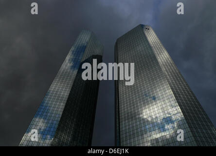 FILE - Un archivio foto datata 17 dicembre 2011 mostra nuvole scure raccogliendo oltre le torri gemelle della Deutsche Bank sede a Francoforte sul Meno, Germania. Deutsche Bank sta per presentare i loro risultati annuali per lo scorso anno il 02 febbraio 2012. Foto: Arne Dedert Foto Stock