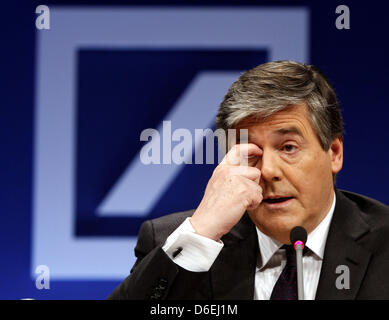 FILE - Un archivio foto datata 04 febbraio 2010 mostra il CEO della Deutsche Bank Josef Ackermann seduto davanti il logo della sua società nel corso di una conferenza stampa a Francoforte sul Meno, Germania. Deutsche Bank sorprendentemente ha registrato una perdita di 351 milioni di euro nel quarto trimestre dello scorso anno la banca ha annunciato il 02 febbraio 2012. Foto: Frank Rumpenhorst Foto Stock