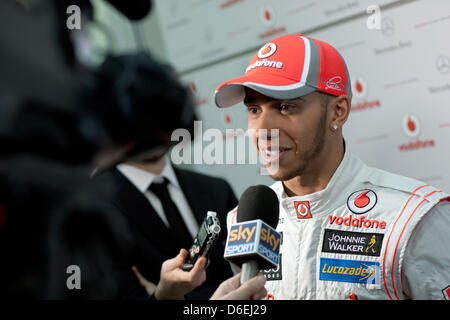 Un handout foto datata 01 febbraio 2012 mostra British Formula One racing driver Lewis Hamilton dando una intervista durante la presentazione della stagione 2013 McLaren Mercedes racing car MP4-27 presso la sede aziendale a Woking, in Gran Bretagna. Foto: McLaren-Mercedes ( - ) Foto Stock