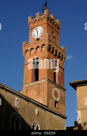 Italia, Toscana, Pienza, municipio, torre dell'orologio Foto Stock