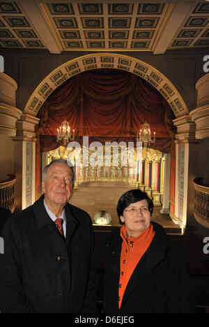 Ministro di Stato presso la Cancelleria tedesca e rappresentante del governo federale per la cultura, Bernd Neumann (L) e il Premier del Land di Turingia Christine Lieberknecht visita il Kunstkammer (camera di arte) presso il castello di friedenstein nel Gotha, Germania, 02 febbraio 2012. Poco prima, i politici ha svelato un segno che indica l'inizio dei lavori di costruzione presso il Forum Perthes Foto Stock