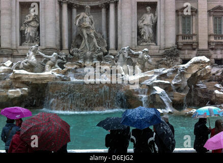 Le figure della Fontana di Trevi sono coperti di neve a Roma, Italia, 03 febbraio 2012. La nevicata a mezzogiorno felici turisti e bambini. Il Colosseo ha dovuto essere chiuso per motivi di sicurezza come pure il Forum Romanum. Foto: PETER STEFFEN Foto Stock