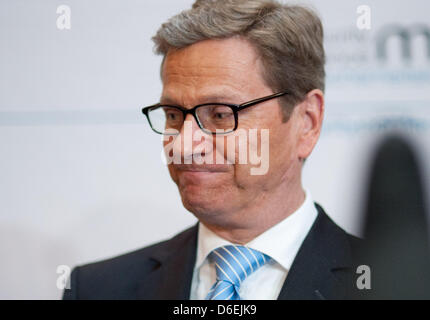 Bundesaußenminister Guido Westerwelle (FDP) gibt am Freitag (03.02.2012) in München (Alta Baviera) am ersten Tag der 48. Sicherheitskonferenz ein Pressestatement. An der Konferenz, die vom 3. bis zum 5. Februar geht, nehmen mehr als 350 Gäste teil, darunter etwa 60 Ministro und Regierungschefs aus der ganzen Welt. Foto: Andreas Gebert dpa/lby Foto Stock