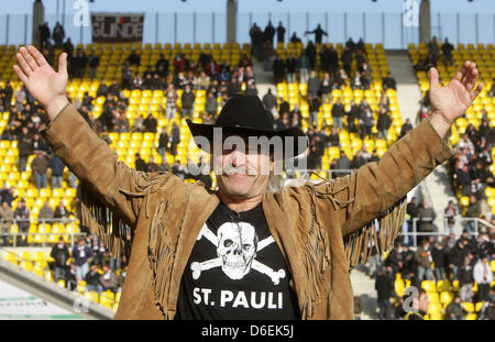 Konny Expatriat Reimann (R) indossa un Alemannia Aachen shirt prima della Seconda Divisione corrispondenza tra Alemannia Aachen e FC St Pauli a Tivoli Stadium di Aachen, Germania, 04 febbraio 2012. Foto: Rolf Vennenbernd (ATTENZIONE: embargo condizioni! Il DFL permette l'ulteriore utilizzazione delle immagini nella IPTV, servizi di telefonia mobile e altre nuove tecnologie solo non prima di 2 ora Foto Stock