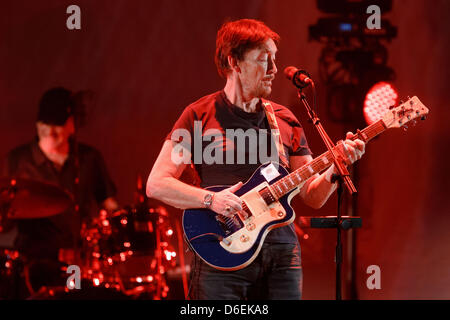 Chris Rea, British cantante e compositore, compie durante il kick-off concerto per il suo 'il Santo Spirito Tour 2012" presso il Centro Congressi CCH di Amburgo, Germania, 03 febbraio 2012. Foto: Markus SCHOLZ Foto Stock