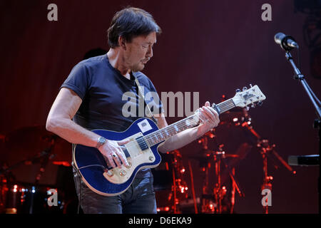 Chris Rea, British cantante e compositore, compie durante il kick-off concerto per il suo 'il Santo Spirito Tour 2012" presso il Centro Congressi CCH di Amburgo, Germania, 03 febbraio 2012. Foto: Markus SCHOLZ Foto Stock