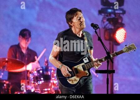 Chris Rea, British cantante e compositore, compie durante il kick-off concerto per il suo 'il Santo Spirito Tour 2012" presso il Centro Congressi CCH di Amburgo, Germania, 03 febbraio 2012. Foto: Markus SCHOLZ Foto Stock