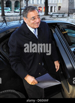 Il segretario americano alla difesa, Leon Panetta, arriva alla 48th in occasione della conferenza di Monaco sulla sicurezza nel Bayerischer Hof hotel di Monaco di Baviera, Germania, il 4 febbraio 2012. Più di 350 ospiti, compresi circa 60 ministri e capi di stato di tutto il mondo, stanno prendendo parte alla conferenza che corre dal 3 febbraio al 5 febbraio 2012. Foto: Tobias Hase Foto Stock