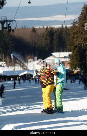 Lo ski lift è in operazione su Erbeskopf montagna vicino a Deuselbach, Germania, 04 febbraio 2012. Grazie per il gelido temperature i cannoni da neve potrebbe essere attivata su sport invernali area su Renania-palatinato highes della montagna e infine avviare l'inverno stagione sportiva. Foto: THOMAS FREY Foto Stock