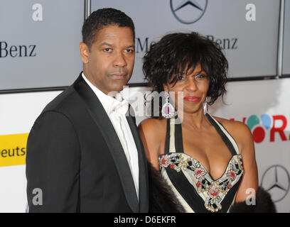 Noi attore Denzel Washington e sua moglie, attrice Pauletta arrivare per la quarantasettesima Golden fotocamera cerimonia di premiazione a Berlino, Germania, il 4 febbraio 2012. Il riconoscimento premia i risultati sorprendenti ottenuti in televisione, film e intrattenimento. Foto: Jens Kalaene dpa/lbn Foto Stock