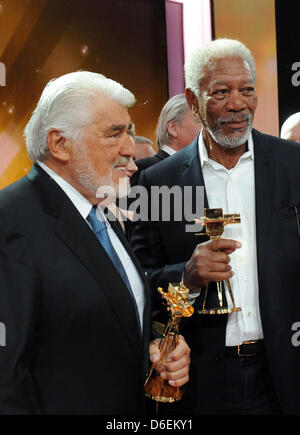 Attore tedesco Mario Adorf (L) e attore statunitense Morgan Freeman sul palcoscenico dopo la quarantasettesima Golden fotocamera cerimonia di premiazione a Berlino, Germania, il 4 febbraio 2012. Il riconoscimento premia i risultati sorprendenti ottenuti in televisione, film e intrattenimento. Foto: Maurizio Gambarini Foto Stock