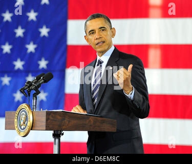 Il Presidente degli Stati Uniti Barack Obama fa osservazioni sull'economia presso la stazione dei vigili del fuoco #5 in Arlington, Virginia, Stati Uniti d'America, 03 febbraio 2012. Foto: Ron Sachs / Pool via CNP Foto Stock