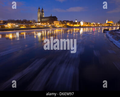 Ghiaccio deriva nuota sul fiume Elba in Magdeburg, Germania, 04 febbraio 2012 (nella foto con ling-tempo di esposizione). Il tempo resta il pupazzo di neve in Germania. Foto: Jens Wolf Foto Stock