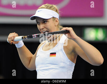 Tennis tedesco professional Sabine LISICKI morde la sua racchetta durante il match contro la Repubblica ceca Kvitova in Fed Cup quarti di finale tra Germania e Repubblica ceca alla Porsche Arena di Stoccarda, Germania, 05 febbraio 2012. Foto: BERND WEISSBROD Foto Stock