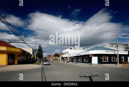 (Dpa) FILE - Un archivio foto, datata 19 novembre 2008, mostra un deserto angolo di strada nella città di Puerto Natales, Cile. La città di Puerto Natales con circa 20.000 abitanti è situato presso il fiordo Ultima-Esperanza ed è un regolare destinazione per turisti di osservare penguines e visitare la fauna selvatica locale di riserva nel vicino parco nazionale. Foto: Jan Woitas Foto Stock