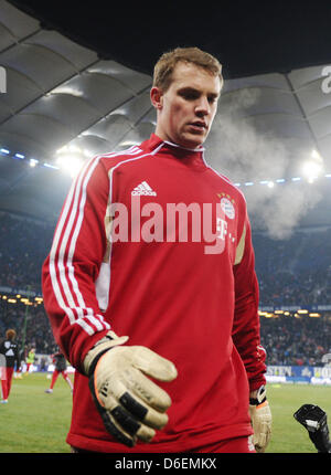 Monaco di Baviera portiere Manuel Neuer passeggiate fuori il passo dopo la fase di riscaldamento prima della Bundesliga partita di calcio tra Hamburger SV e Bayern Monaco presso la Imtech Arena di Amburgo, Germania, 04 febbraio 2012. Foto: Christian Charisius Foto Stock