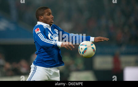 Schalke è Jefferson Farfan gioca la palla durante la Bundesliga tedesca match tra FC Schalke 04 e 1. FSV Mainz 05 al VeltinsArena a Gelsenkirchen, Germania, 04 febbraio 2012. La partita è finita 1-1. Foto: BERND THISSEN Foto Stock