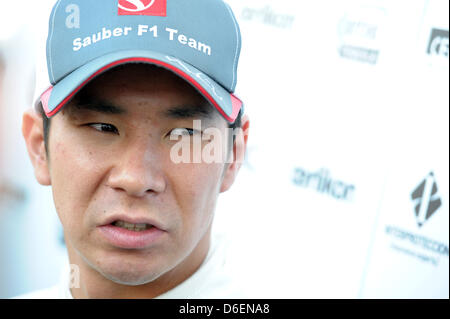 Giapponese di Formula Uno pilota Kamui Kobayashi della Sauber parla con i giornalisti nel corso della sessione di test a Jerez la pista di Jerez de la Frontera, Spagna, 06 febbraio 2012. Foto: David Ebener Foto Stock