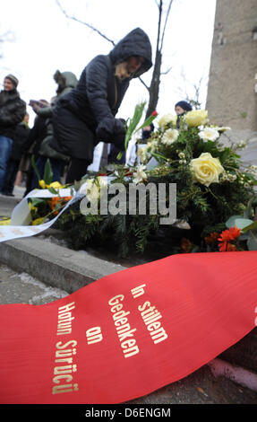 Ghirlande e fiori sono previste per la tomba di Hatun Surucu presso la fermata del bus a Oberland street a Berlino, Germania, 07 febbraio 2012. L'etnico turco Surucu donna è stato ucciso da uno dei suoi fratelli in un cosiddetto "onore-uccisione" il 07 febbraio 2005. Foto: RAINER JENSEN Foto Stock