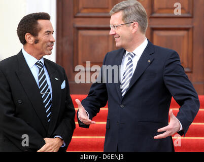 Il Presidente tedesco Christian Wulff riceve il Presidente della Repubblica del Botswana Seretse Khama esposto nella parte anteriore del Bellevue Palace a Berlino, Germania, 07 febbraio 2012. Khama esposto visite in Germania per diversi giorni. Foto: WOLFGANG KUMM Foto Stock