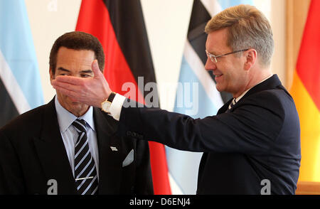 Il Presidente tedesco Christian Wulff riceve il Presidente della Repubblica del Botswana Seretse Khama esposto presso il Palazzo Bellevue a Berlino, Germania, 07 febbraio 2012. Khama esposto visite in Germania per diversi giorni. Foto: WOLFGANG KUMM Foto Stock