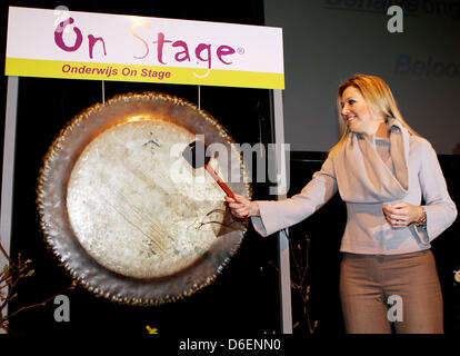 La principessa Maxima dei Paesi Bassi assiste l'apertura della professione orientamento "fair Westland on stage" per gli studenti della VMBO in Poeldijk, Paesi Bassi, 07 febbraio 2012. Foto: Patrick van Katwijk PAESI BASSI FUORI Foto Stock