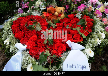 Ghirlande e fiori sono fissate alla tomba del morto undici anni di Chantal ragazza dopo il funerale in Kirchdorf, Amburgo, Germania, 07 febbraio 2012. La ragazza che ha vissuto con tossicodipendenti foster-genitori sono morti a causa di un sovradosaggio di metadone il 16 gennaio 2012. Foto: CHRISTIAN CHARISIUS Foto Stock