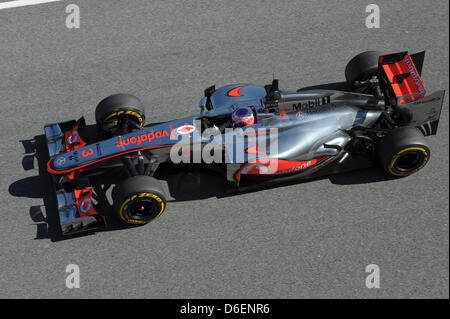 British driver di Formula Uno Jenson Button alla McLaren Mercedes manzi la sua nuova MP4-27 durante la sessione di allenamento per il prossimo campionato di Formula Uno Stagione presso la pista di Jerez a Jerez de la Frontera, Spagna meridionale, 07 febbraio 2012. Foto: David Ebener dpa Foto Stock