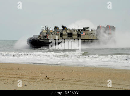 Una Landing Craft Air ammortizzata (LCAC) dall'assalto anfibio nave USS Kearsarge (LHD 3) viene a riva lunedì 6 febbraio 2012 durante un assalto anfibio esercizio come parte di Bold Alligator 2012 a Camp Lejeune, North Carolina. Esercizio Bold Alligator 2012, il più grande Naval Amphibious esercizio nel corso degli ultimi dieci anni, rappresenta il Navy e Marine Corps' rivitalizzazione della fu Foto Stock
