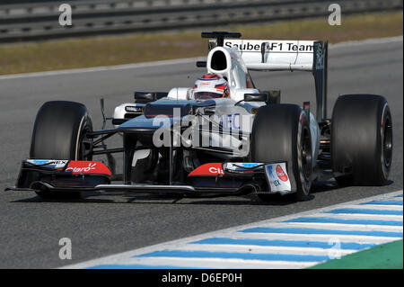 Giapponese di Formula Uno pilota Kamui Kobayashi della Sauber sterza con la sua nuova C31 durante la sessione di allenamento per il prossimo campionato di Formula Uno Stagione presso la pista di Jerez a Jerez de la Frontera, Spagna meridionale, 07 febbraio 2012. Foto: David Ebener dpa Foto Stock