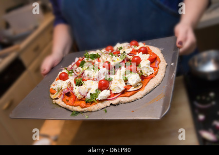 Pronto per cuocere la pizza / fase shot 16 Foto Stock