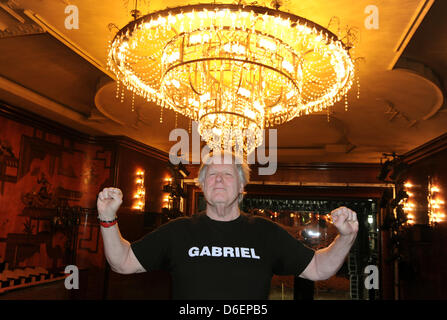 Il cantante Gunter Gabriel pone nel teatro del Rinascimento nel corso di una conferenza stampa circa il suo nuovo tour tedesco della sua mostra "Salve mi chiamo Johnny Cash" di Berlino, Germania, 08 febbraio 2012. Egli si esibirà in molte città tedesche dal 22 febbraio fino al 31 marzo 2012. Foto: Jens Kalaene Foto Stock