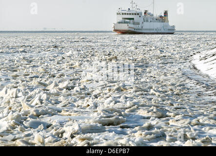 Il traghetto "Ostfriesland' vele attraverso la banchisa nel porto di mare del Nord isola Borkum, Germania, 08 febbraio 2012. Derive di ghiaccio causato i collegamenti in traghetto per tre est isole Frisone da tagliare. L'inverno è la Germania saldamente nella sua presa. Foto: REINHOLD GRIGOLEIT Foto Stock