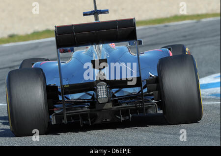 British driver di Formula Uno Jenson Button alla McLaren Mercedes manzi la sua nuova MP4-27 durante la sessione di allenamento per il prossimo campionato di Formula Uno Stagione presso la pista di Jerez a Jerez de la Frontera, Spagna meridionale, 08 febbraio 2012. Foto: David Ebener dpa Foto Stock