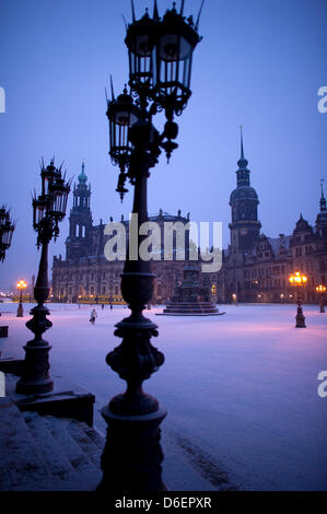 Una donna cammina attraverso la coperta di neve la piazza del teatro presso la Semper Opera House all'alba di Dresda, in Germania, 09 febbraio 2012. Freddo inverno prevale in Germania. Foto: Arno Burgi Foto Stock