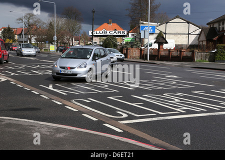 Auto con semi di papavero sulla parte anteriore entra in una scatola A217 Inghilterra Foto Stock