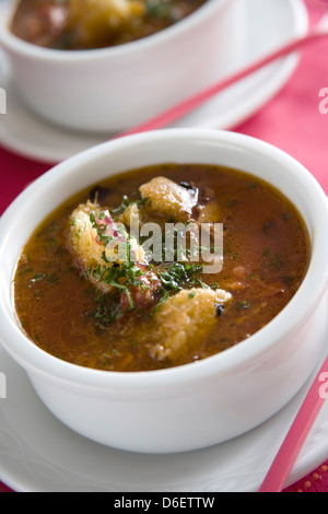 Il pomodoro e la zuppa di lenticchie con crostini e cipolle rosse Foto Stock