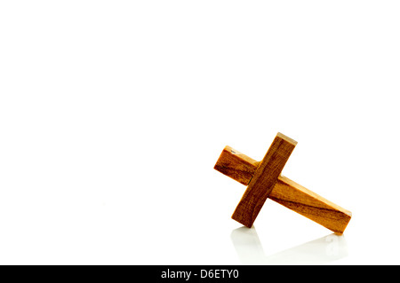 Croce di legno isolato su bianco Foto Stock