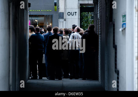 London, Regno Unito - 17 Aprile 2013: un uomo cerca di vedere la bara passando in Fleet Street nel corso di Margaret Thatcher i funerali a Londra. Credito: Piero Cruciatti/Alamy Live News Foto Stock