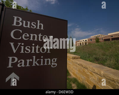 Segni di visitatori diretti al parcheggio di fronte al Gorge W Bush Presidential Library and Museum apertura può 1st, 2013,. Robert A. M. Stern l'architetto Foto Stock